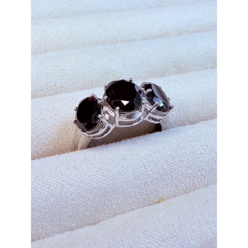 Beautiful Sterling silver ring. Size on pictures. Stamped.